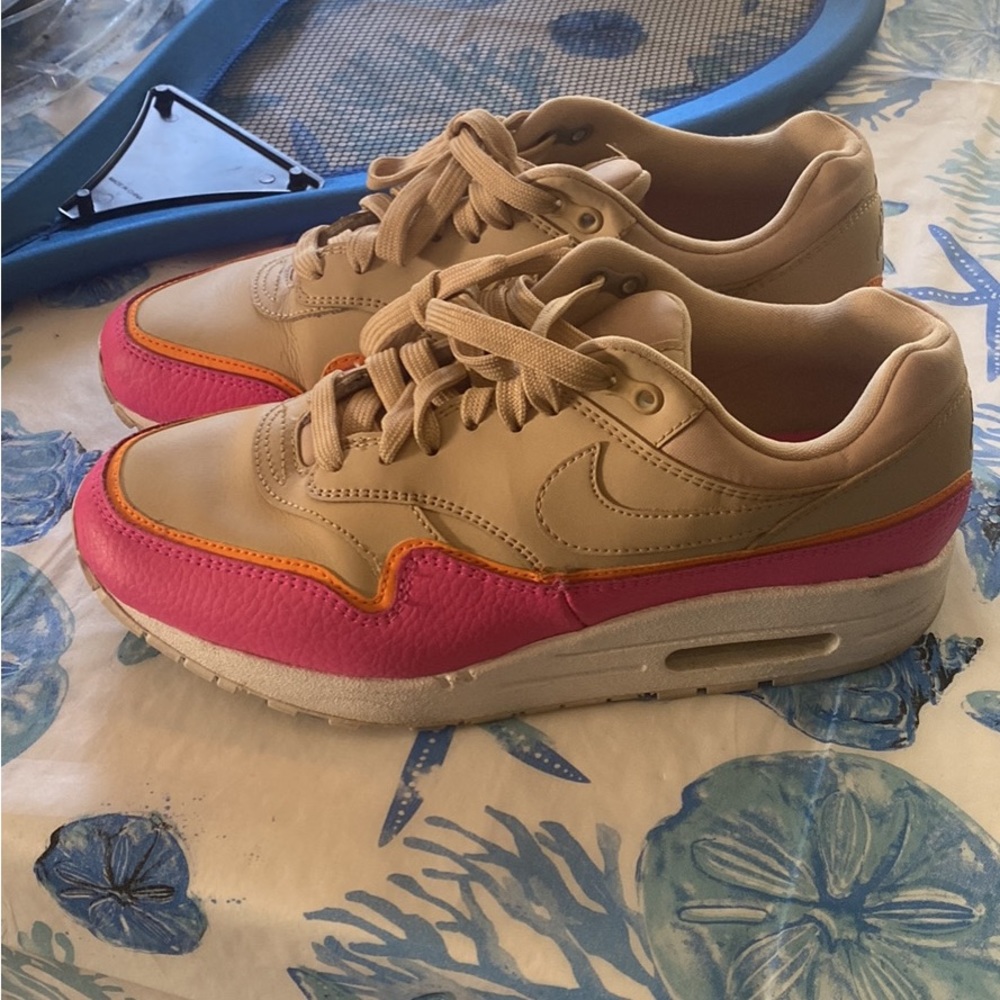 Nike Air sneakers size 6.5 colors pinkwhite taupe Previously used